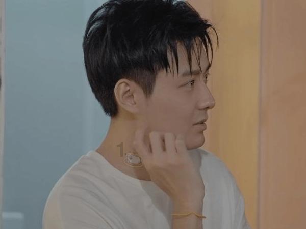 为情所困做傻事,男子跳楼被拽回,现场画面
